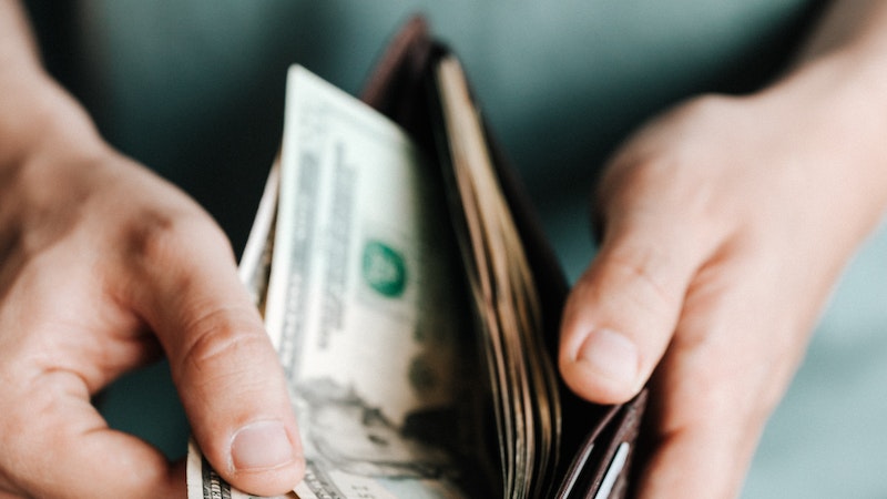 Aldığı rüşveti gerçekten yiyen polis hastanelik oldu Avustralya'da polis memuru, zorla aldığı rüşveti yutunca hastanelik oldu.