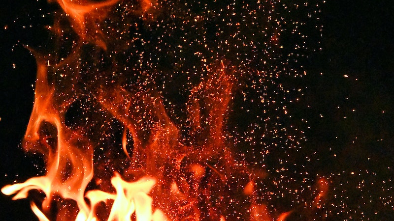 Tiyatroda yangın felaketi Adana'da bir tiyatro binasında yangın çıktı. Yangında 2 kişi yaşamını