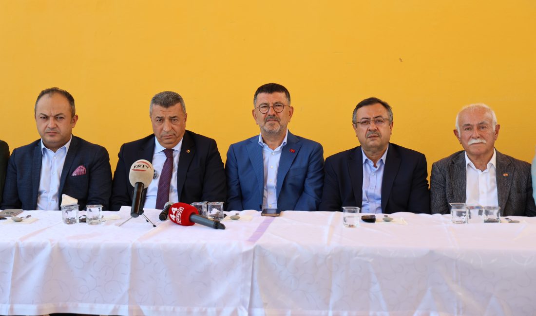 Malatya Ticaret Borsası’ndan Geleneksel Aşure İkramı: Birlik ve Beraberlik Vurgusu MALATYA – Malatya Ticaret Borsası, geleneksel Aşure Günü programını düzenleyerek