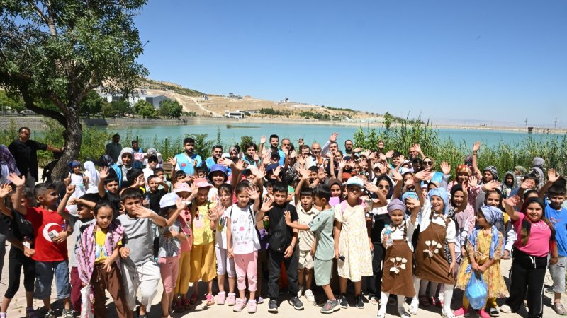 Başkan Sami Er’den Yaz Okulu Öğrencilerine Sürpriz Ziyaret Malatya Büyükşehir Belediye Başkanı Sami Er, Orduzu Pınarbaşı’nda bulunan Turgut