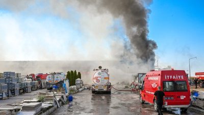 Malatya’da Ağbaba İnşaat Malzemeleri Satış Bayii’nde meydana gelen yangın paniğe