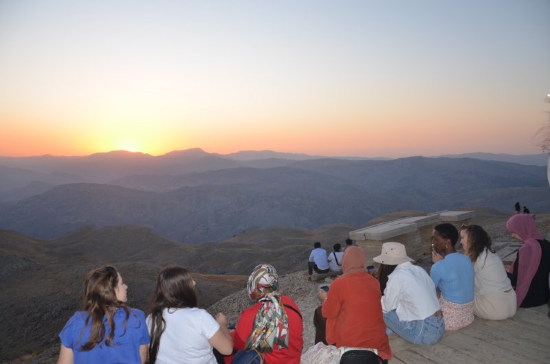 Dünyanın Dört Bir Yanından Gelen Öğrenciler Nemrut’ta Gün Batımını İzledi Malatya Büyükşehir Belediyesi’nin desteğiyle Nemrut Dağı Ören Yeri, 15 farklı