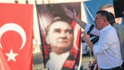 CHP Malatya Milletvekili Veli Ağbaba, partisinin Malatya’daki mitinginde vatandaşlara seslendi.