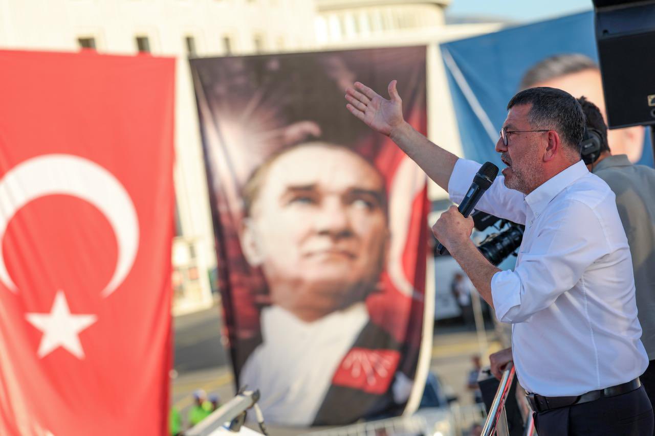CHP Malatya Milletvekili Veli Ağbaba, partisinin Malatya’daki mitinginde vatandaşlara seslendi.