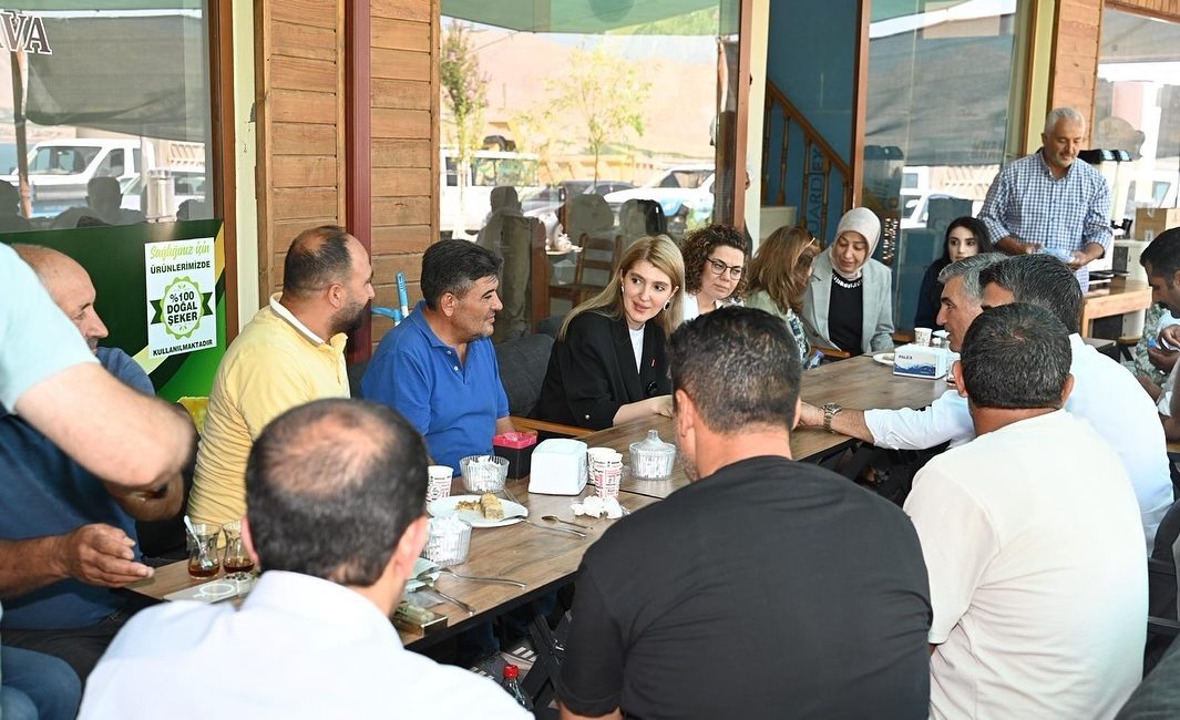 Milletvekili Ölmeztoprak’tan Kale’de Esnaf ve Sendika Buluşması AK Parti Malatya Milletvekili İnanç Siraç Kara Ölmeztoprak, Kale ilçesinde