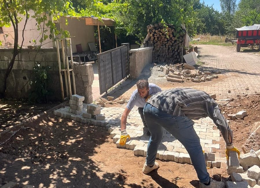 Doğanşehir Belediye Başkanı Mehmet Bayram, ekipleriyle birlikte ilçe genelinde yürütülen