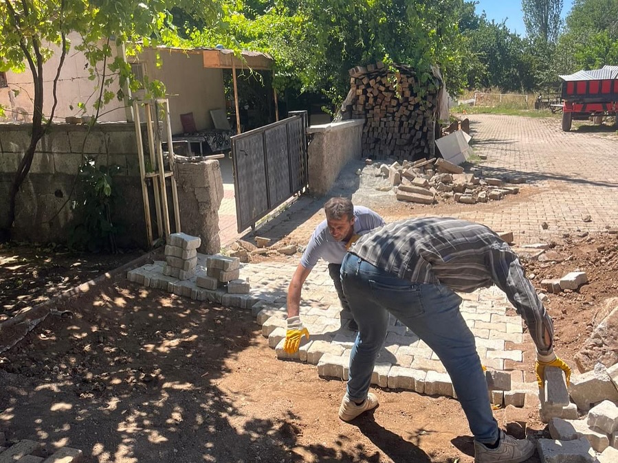 Doğanşehir Belediye Başkanı Mehmet Bayram, ekipleriyle birlikte ilçe genelinde yürütülen