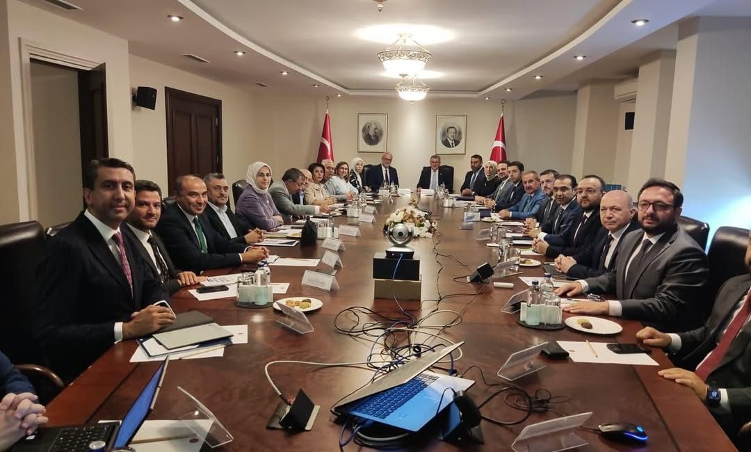 Öznur Çalık: “Bugünümüz de yarınımız da gençlerimizdir” Öznur Çalık, Sosyal ve Gençlik Politikaları Kurulu toplantısının, Gençlik ve