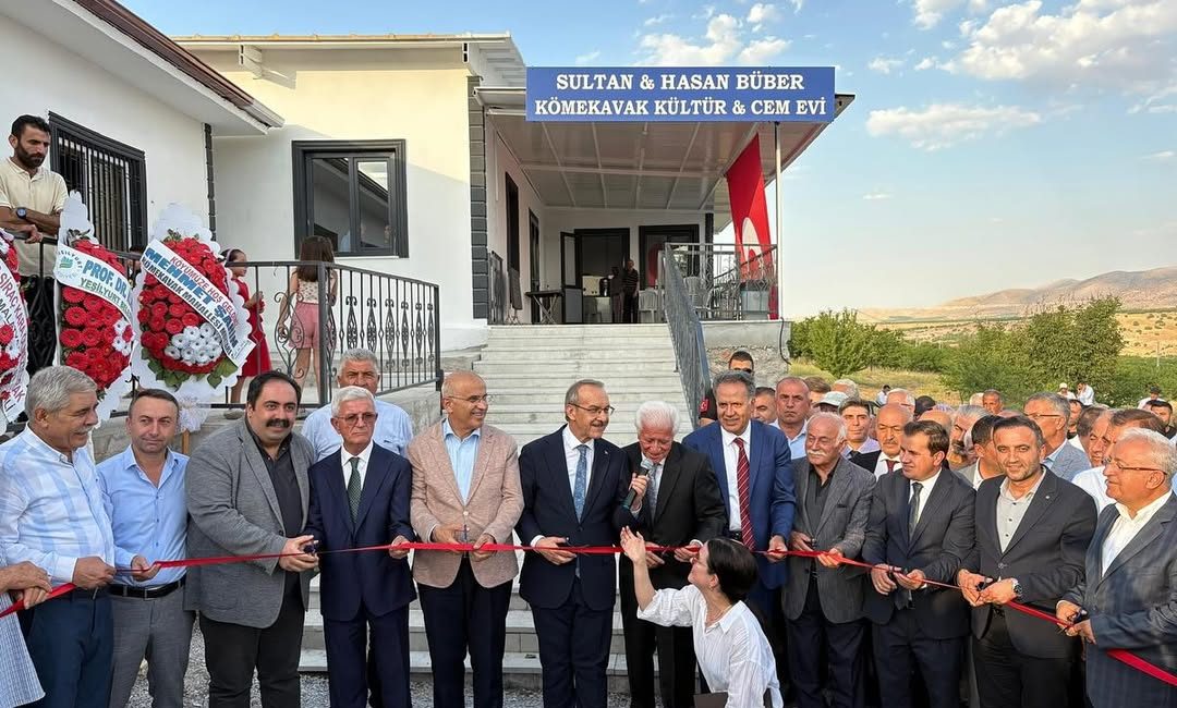 Akçadağ’da Kömekavak Kültür ve Cem Evi Hizmete Açıldı Akçadağ’ın Kömekavak Mahallesi’nde yapımı tamamlanan Sultan & Hasan Büber Kömekavak