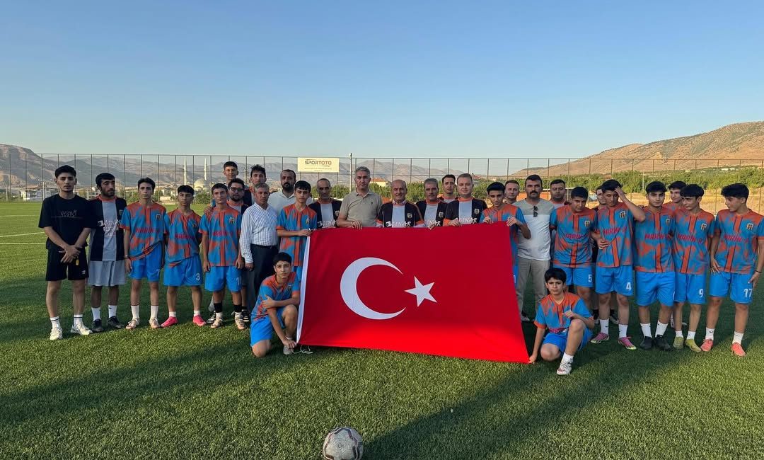 Kale’de 30 Ağustos Zafer Bayramı Dostluk Maçı Düzenlendi 30 Ağustos Zafer Bayramı’nın 103. yıl dönümü kutlamaları kapsamında Kale