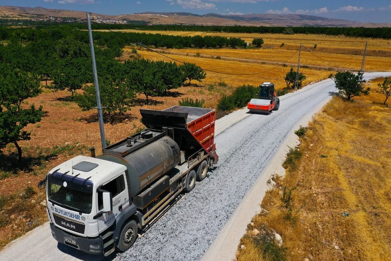 Büyükşehir Belediyesi Kırsalda Yol Sorunlarını Çözmeye Devam Ediyor Malatya Büyükşehir Belediyesi, kırsal mahallelerde sürdürdüğü yol yapım ve onarım