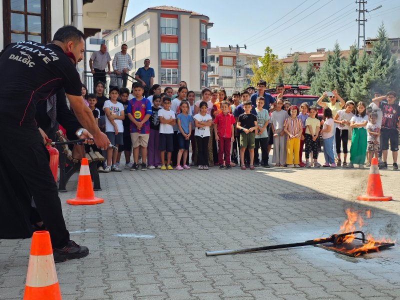 Malatya Büyükşehir Belediyesi’nden Semt Konaklarında Afet Bilinci Eğitimi Malatya Büyükşehir Belediyesi, olası afet ve acil durumlara karşı toplumun