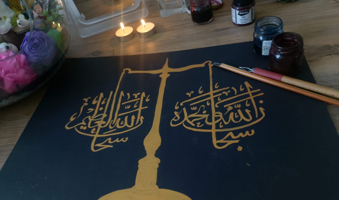 Kadim çizgilerin zarafeti, Cansel Demir’in atölyelerinde yeniden can buluyor. Yüzyıllardır sabır, dua ve estetikle örülen Hüsni Hat sanatı, Malatya’da