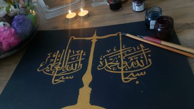 Kadim çizgilerin zarafeti, Cansel Demir’in atölyelerinde yeniden can buluyor. Yüzyıllardır sabır, dua ve estetikle örülen Hüsni Hat sanatı, Malatya’da