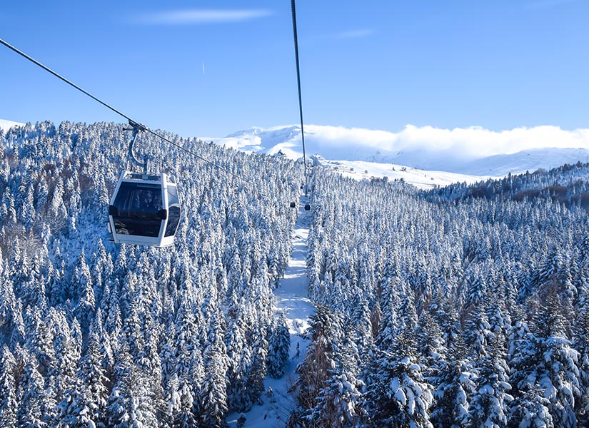 Türkiye’nin kış turizminde önde gelen merkezlerinden Uludağ, etkili kar yağışıyla