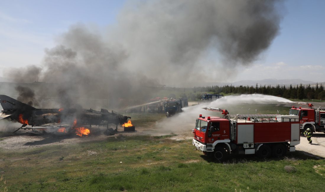 Malatya’da askeri ve sivil ekiplerin katılımıyla gerçekleştirilen “Uçak Yangınına Müdahale
