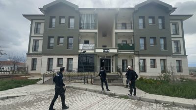 TOKİ konutlarında çıkan yangında bina tahliye edilirken, dumandan etkilenenlere müdahale