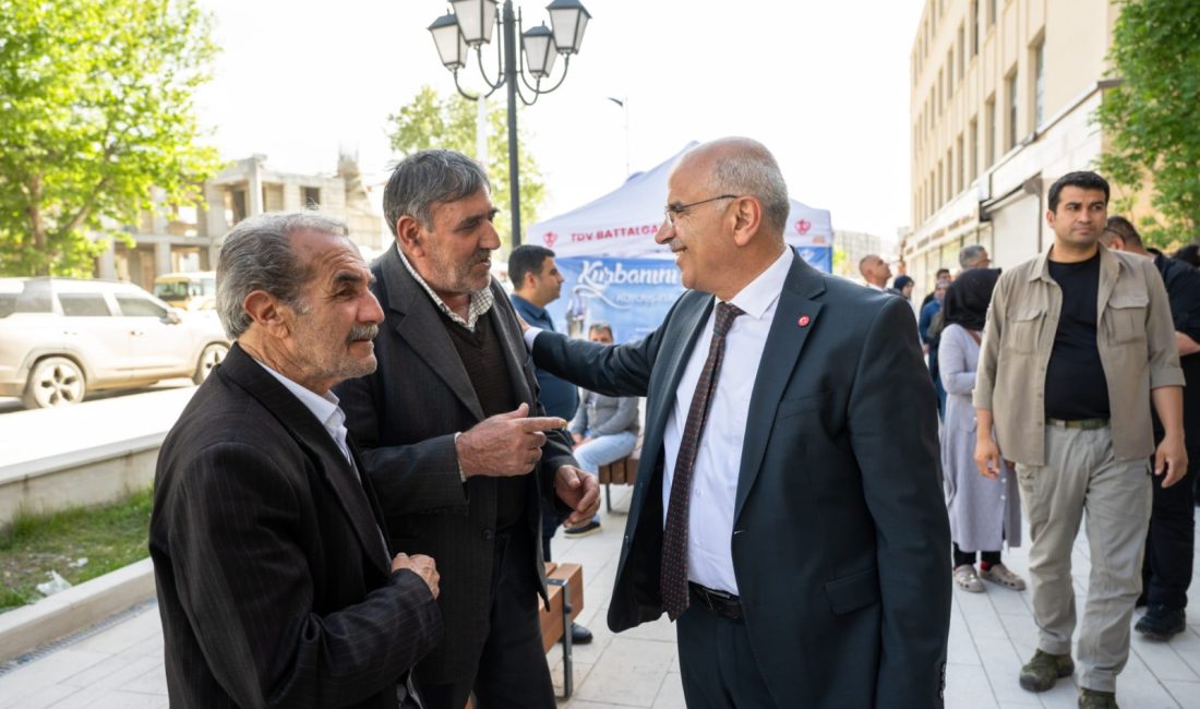 Başkan Sami Er: “Malatya Çarşısında Artık Kümelenme Sistemi Olacak” Malatya Büyükşehir Belediye Başkanı Sami Er, Malatya Çarşı Merkezi’nde incelemelerde bulunarak