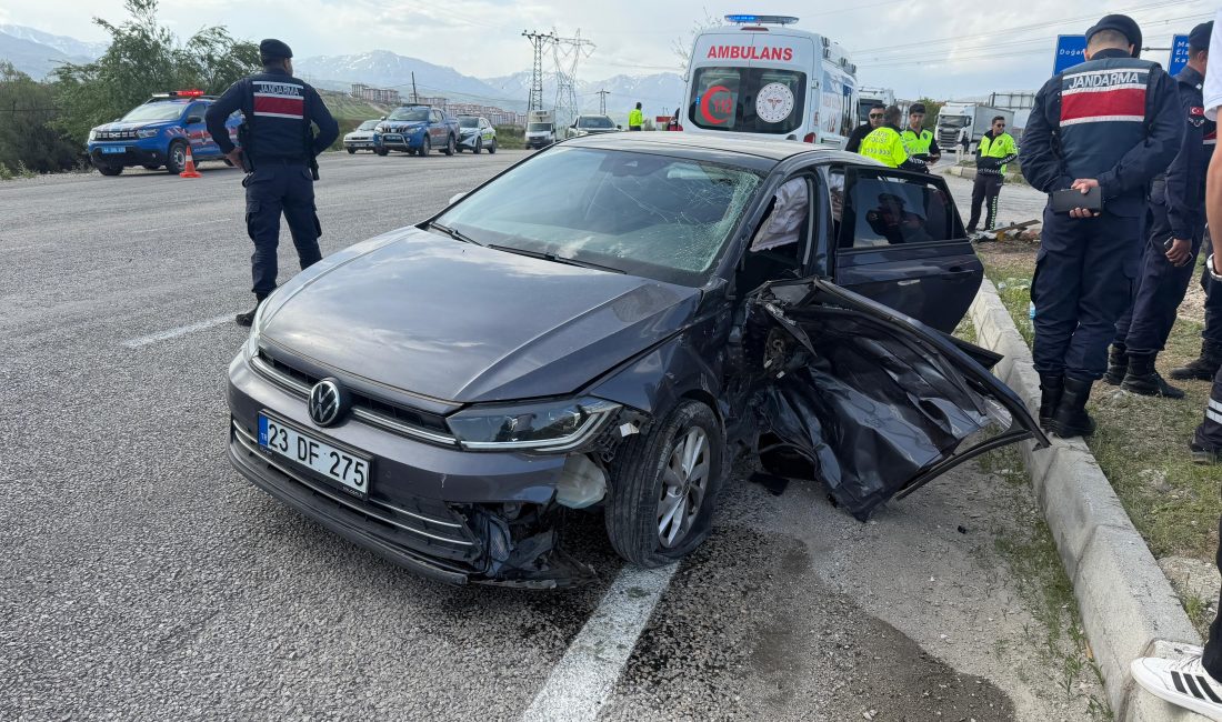 Malatya-Adıyaman Yolunda Kaza: 3 Yaralı Doğanşehir’de kavşakta iki otomobilin çarpışması sonucu meydana gelen trafik kazasında