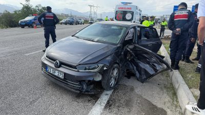 Doğanşehir’de kavşakta iki otomobilin çarpışması sonucu meydana gelen trafik kazasında