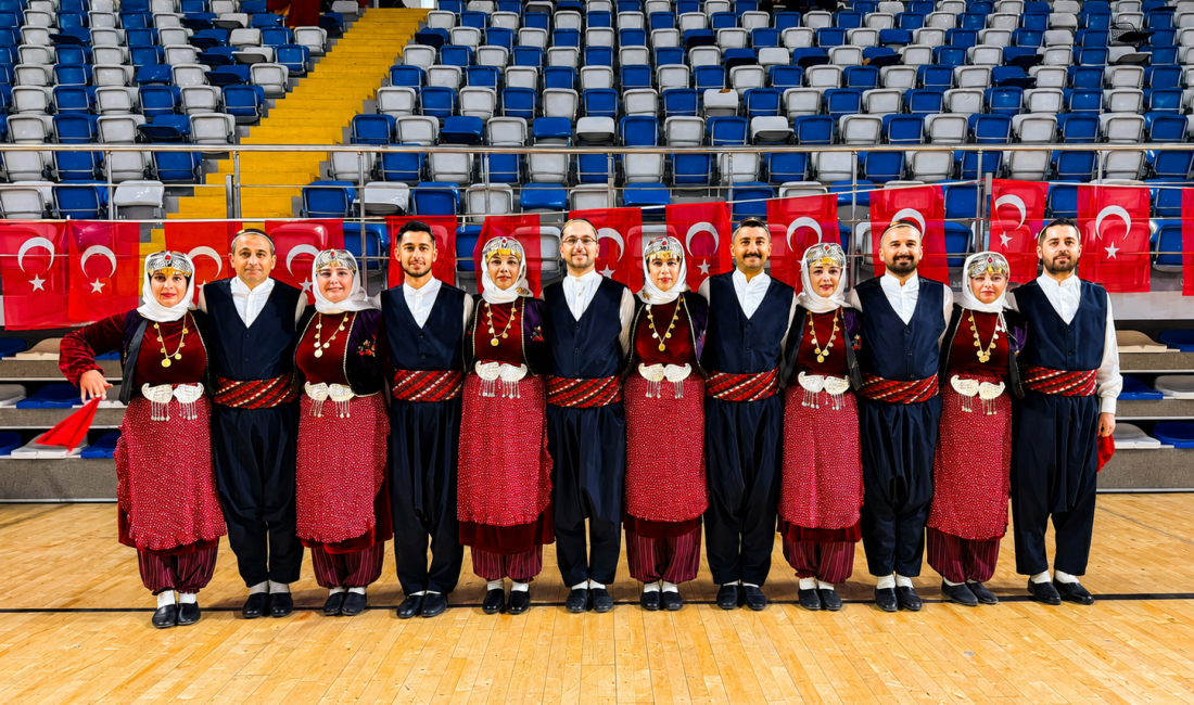 Malatya’da düzenlenen halk oyunları grup yarışmalarında sahne alan ekipler arasında