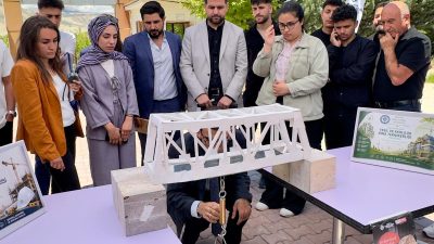 Geleceğin inşaat profesyonelleri, düzenlenen maket köprü yarışmasında teknik bilgi ve